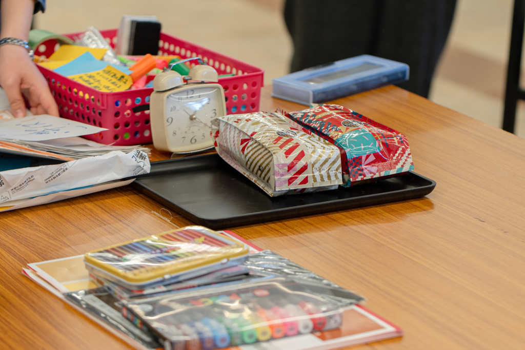 聞こえないが強みになる@タリーズ西宝店｜POP作りの様子