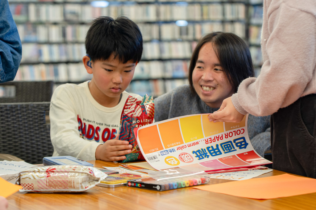聞こえないが強みになる@タリーズ西宝店｜POP作りの様子