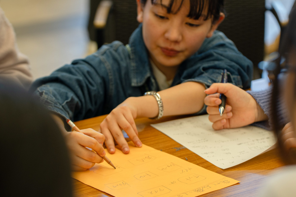 聞こえないが強みになる@タリーズ西宝店｜指差しボード作りの様子