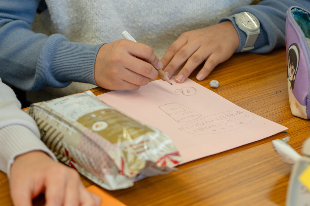 聞こえないが強みになる@タリーズ西宝店｜POP作りの様子