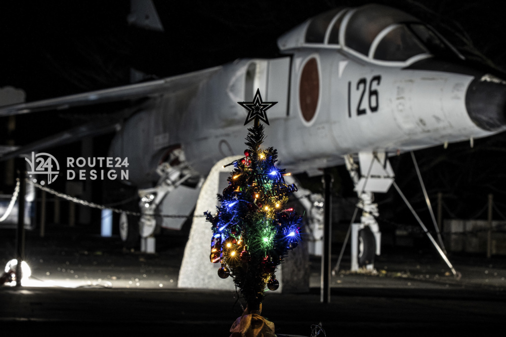 高山航空公園イルミネーションの様子|T-2とクリスマスツリーイルミネーション
