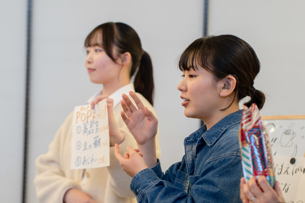 聞こえないが強みになる@タリーズ西宝店｜POP作りの様子