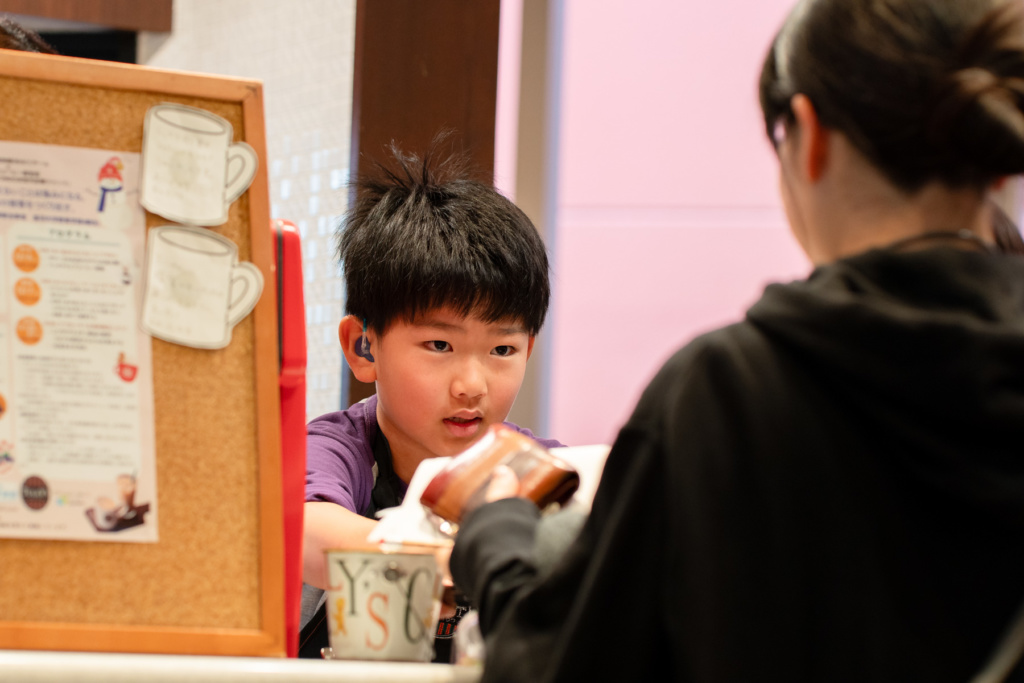 しっかりと目を見て合図を送る メニュー表上の指差しで確認する しゃべる場合も少しゆっくり目のペースで話す