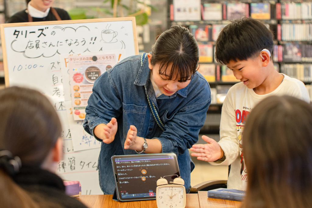聞こえないが強みになる@タリーズ西宝店｜POP作りの様子