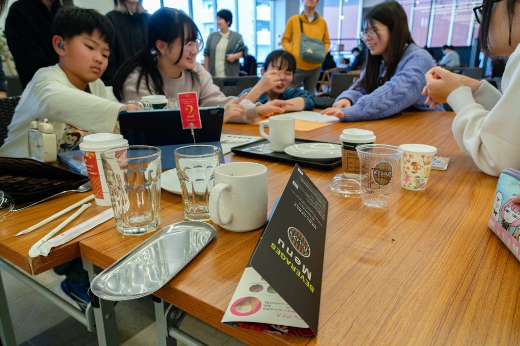 聞こえないが強みになる@タリーズ西宝店｜POP作りの様子