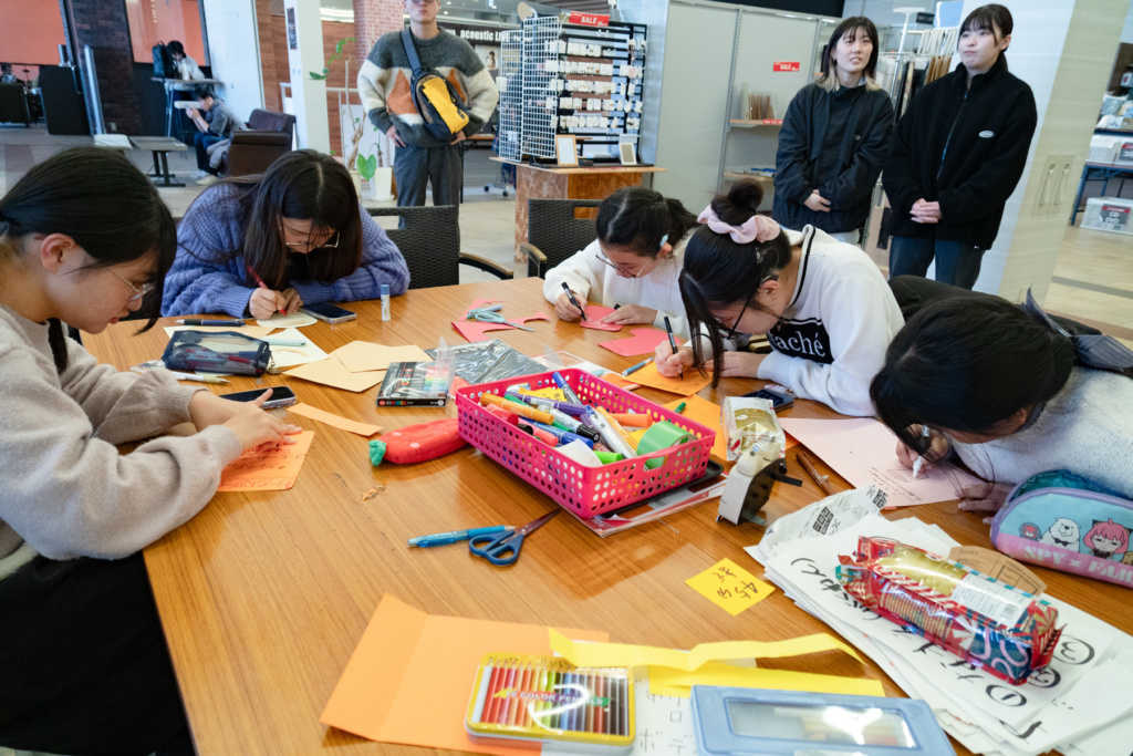 聞こえないが強みになる@タリーズ西宝店｜POP作りの様子