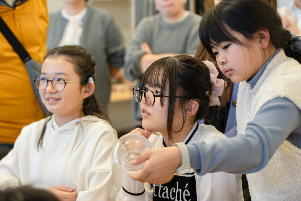 聞こえないが強みになる@タリーズ西宝店｜指差しボード作りの様子